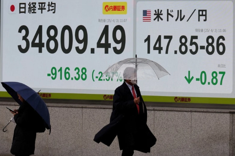 انخفاض مؤشر نيكي الياباني 2% بسبب ضغوط قطاع الرقائق