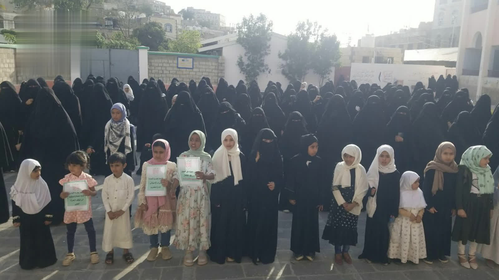 الهيئة النسائية في حجة تنظم وقفات تضامنية مع فلسطين ولبنان