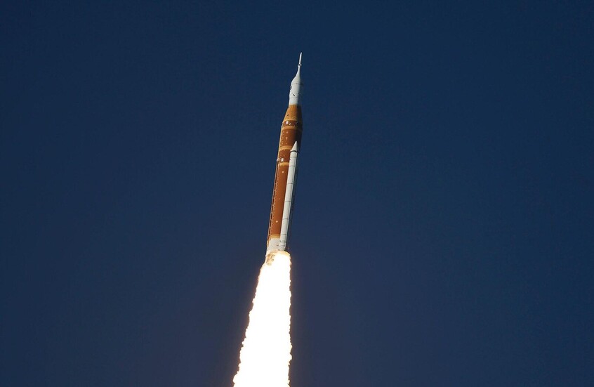 خلل تقني يواجه مركبة “أوريون” في طريقها إلى القمر