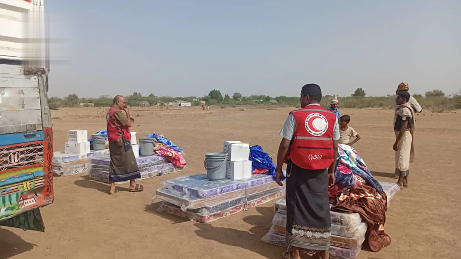 توزيع مساعدات لـ36 أسرة متضررة من السيول والحرائق في الحديدة