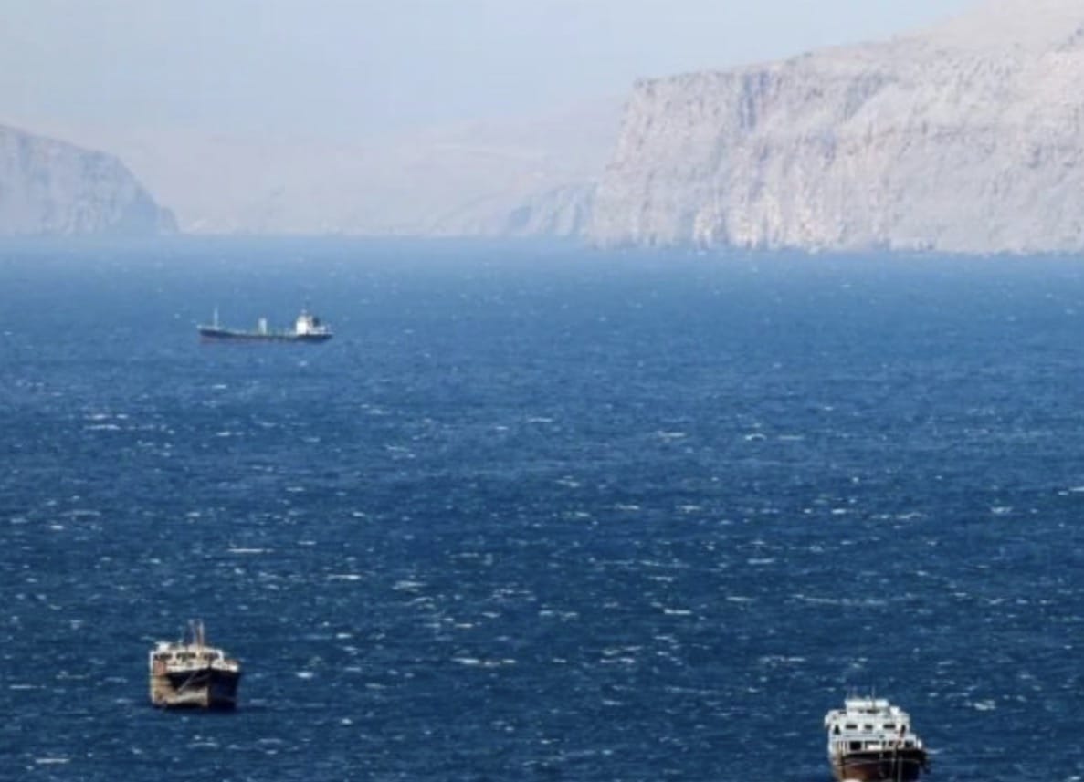 إيران تؤكد استمرار حظر عبور السفن العسكرية عبر مضيق هرمز