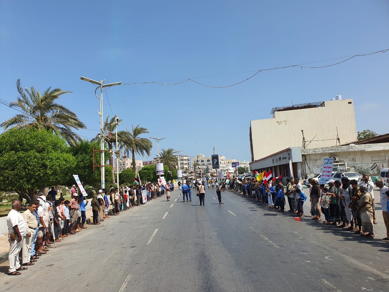 وقفة قبلية مسلحة في الميناء الحديدة تؤكد الجاهزية وتعلن النفير العام