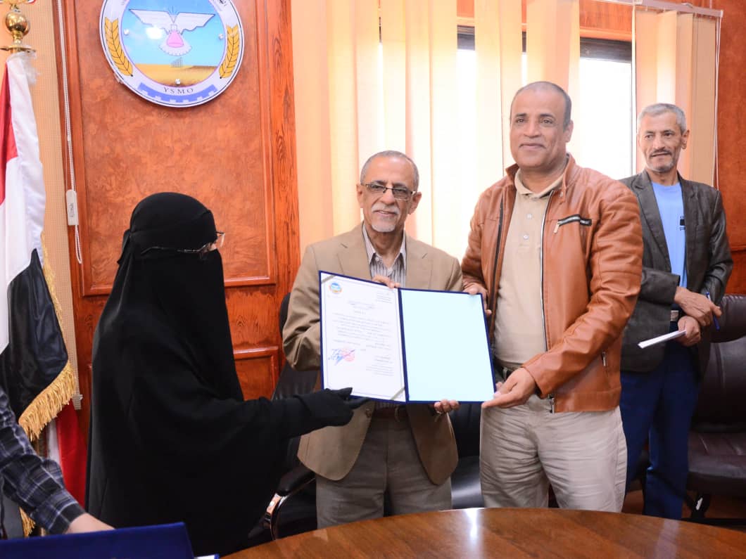 المواصفات والمقاييس تمنح عدداً من المنشآت الصناعية شهادات (GMP)