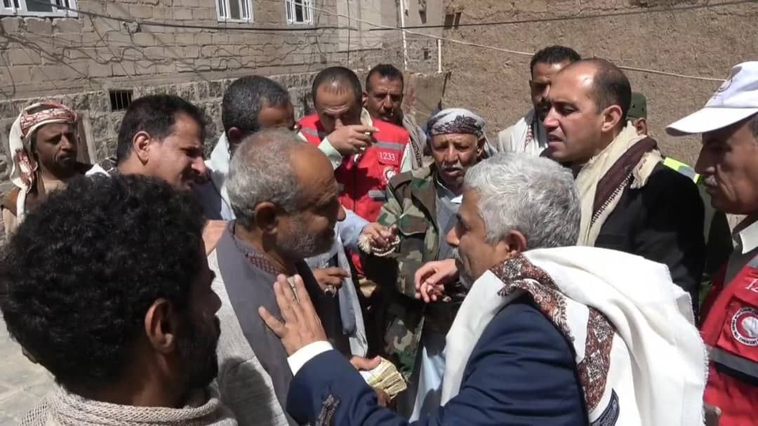 وكيل البيضاء يتفقد منزلاً متضرراً في رداع جراء الأمطار الغزيرة