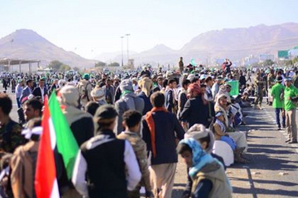 توافد الحشود الجماهيرية إلى ميدان السبعين وساحات المحافظات