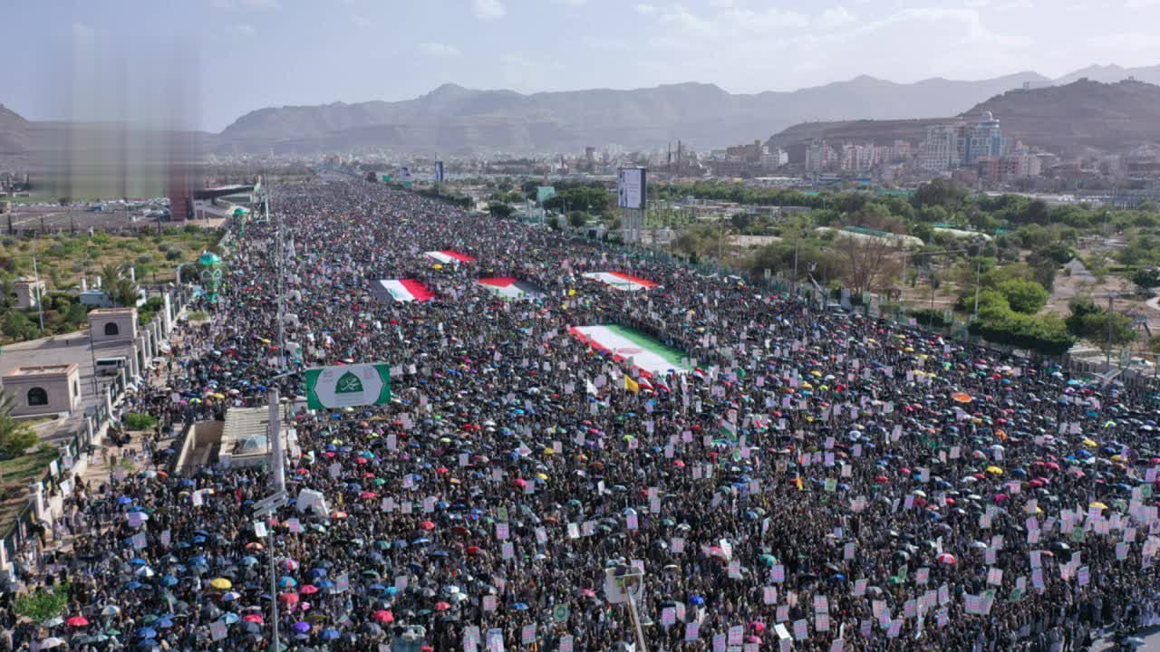 طوفان بشري في العاصمة صنعاء تأكيدًا لوحدة الساحات ودعمًا لمحور المقاومة