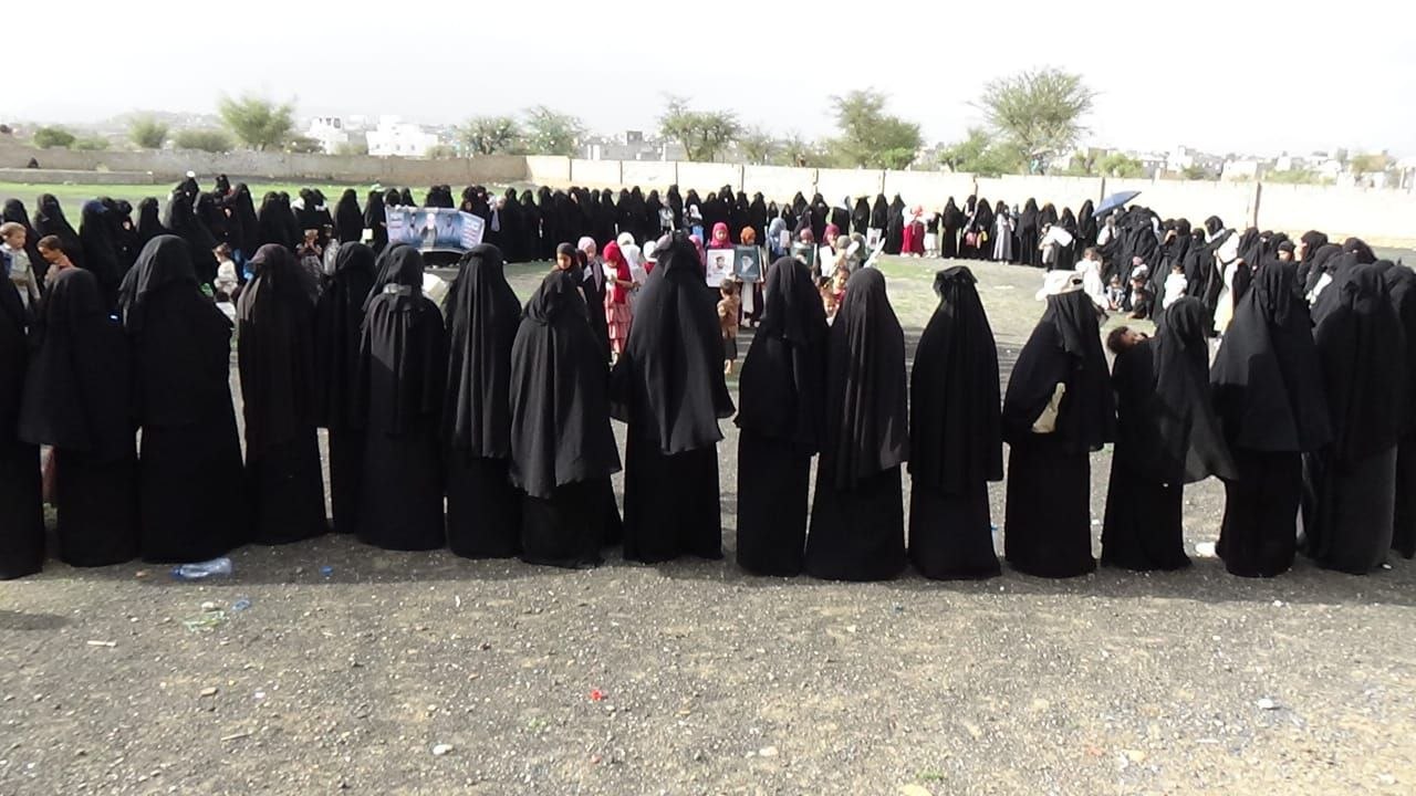 وقفة نسائية حاشدة في تعز تأييدًا للمقاومة وتنديدًا بالطغيان الأمريكي الصهيوني