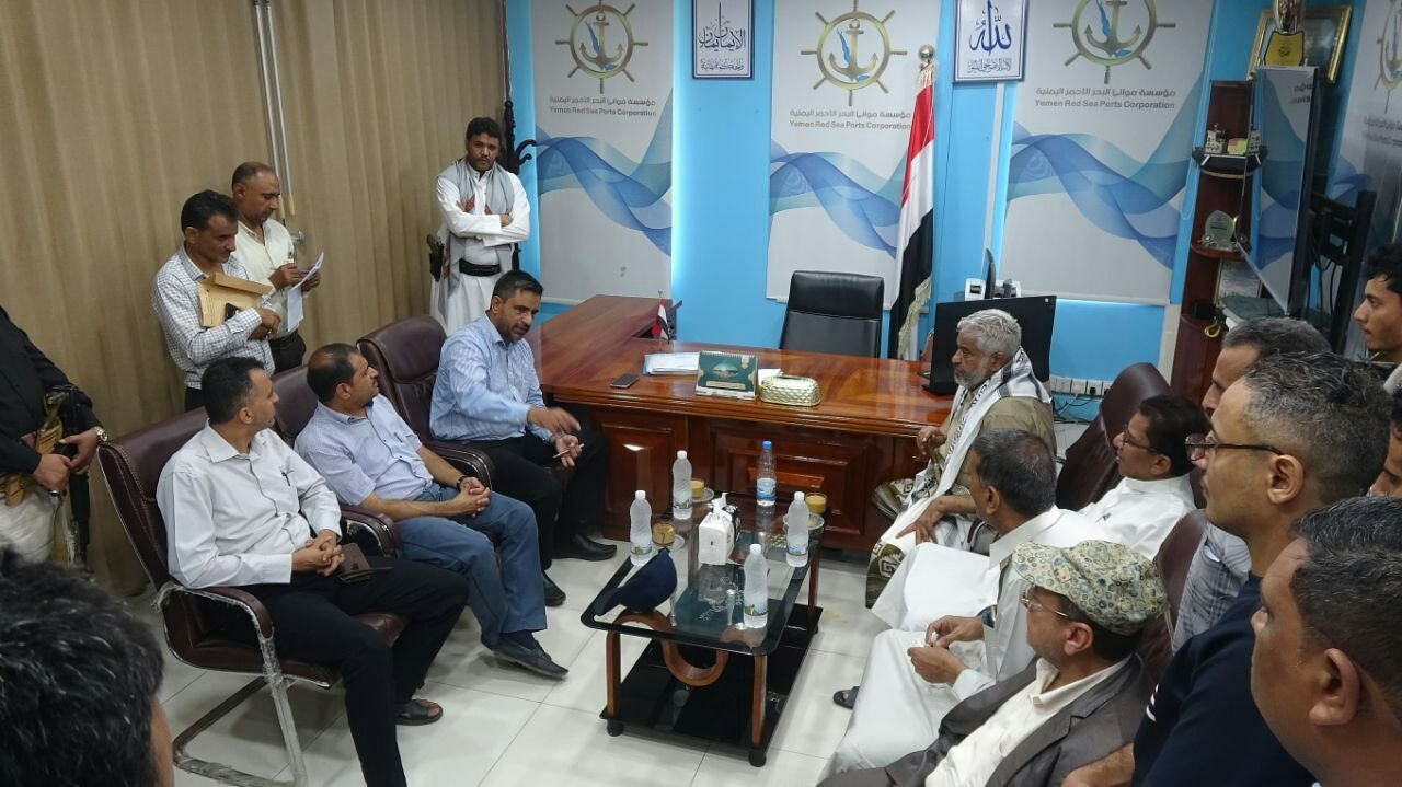 اجتماع برئاسة وزير النقل يناقش أوضاع ارصفة وساحات ميناء الحديدة