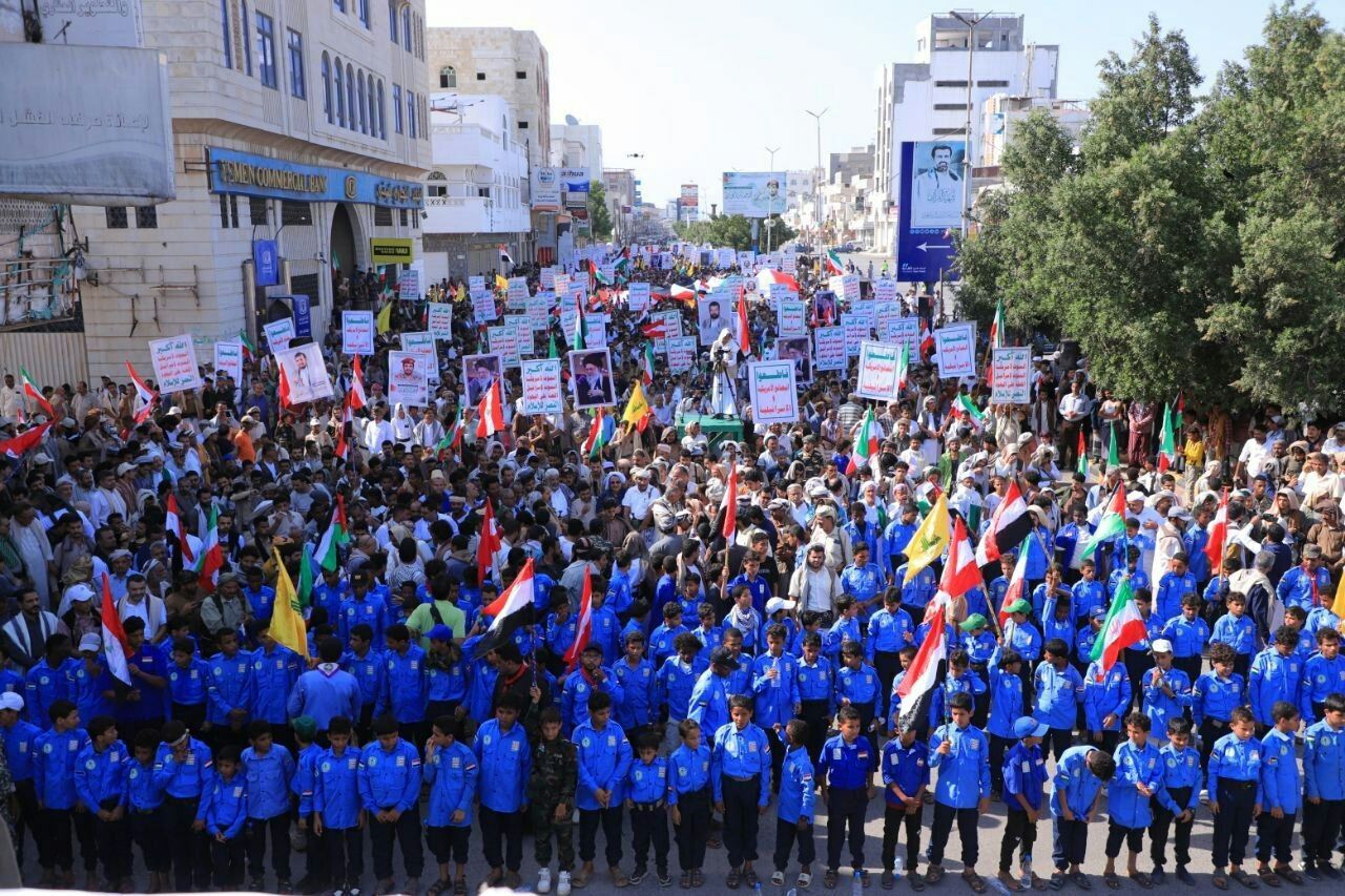 317 مسيرة جماهيرية حاشدة في الحديدة تبارك النصر لايران ومحور المقاومة وتؤكد الجاهزية في مواجهة العدو