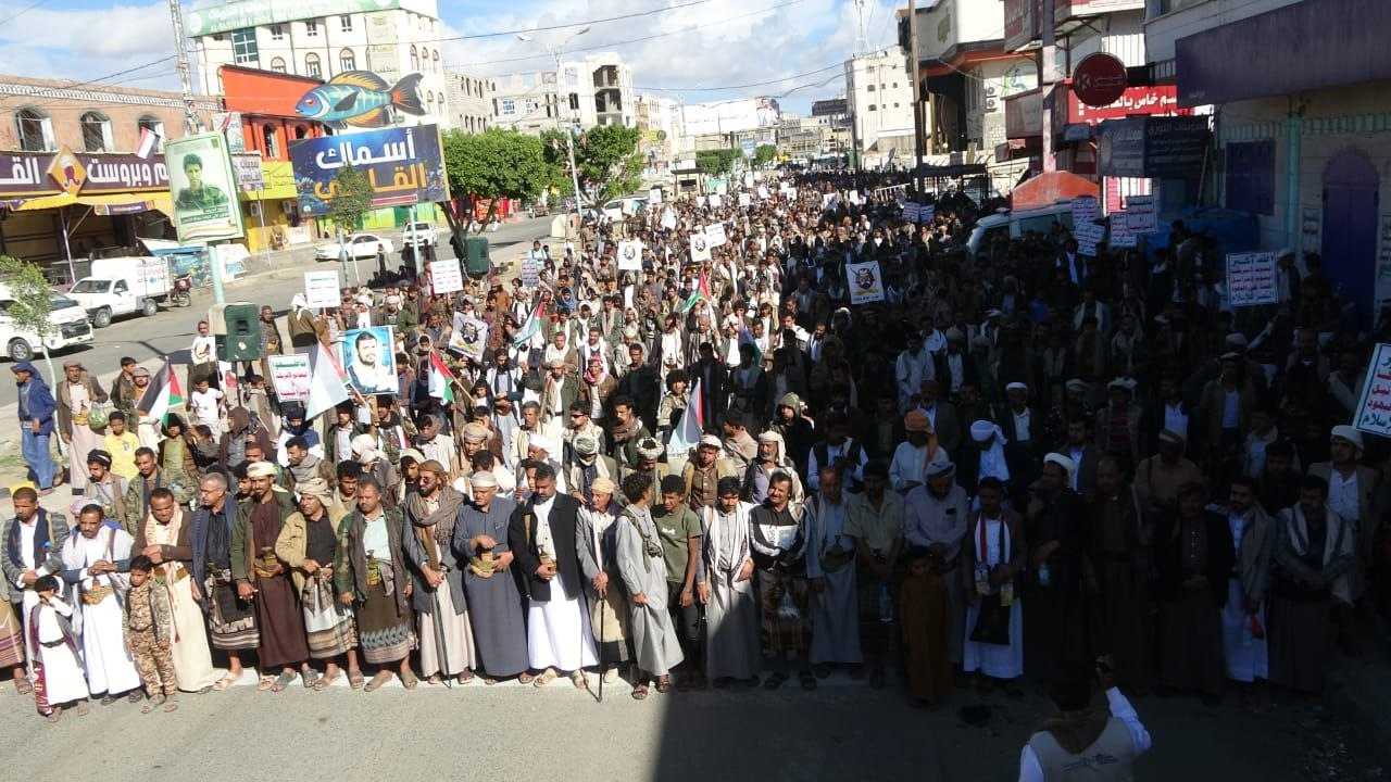 مسيرات حاشدة في البيضاء احتفاءً بالنصر ووحدة الساحات في مواجهة الصهيونية