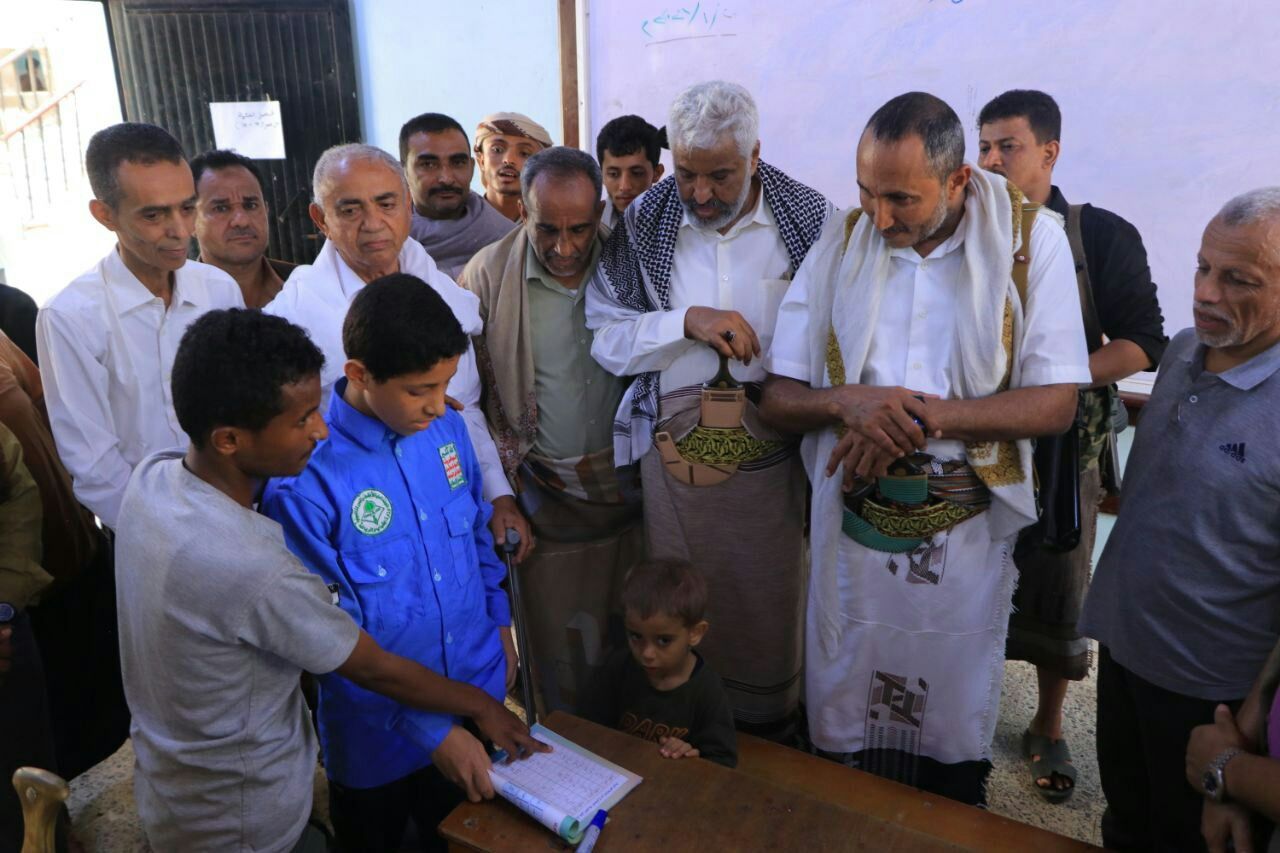 وزير النقل ومحافظ الحديدة يطلعان على سير البرامج والدورات الصيفية في مديرية الميناء