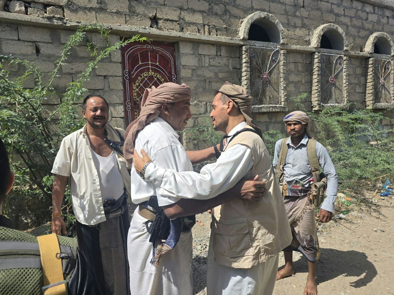 عطيفي يطمئن على صحة مدير مديرية جبل رأس بعد إصابته في حادث مروري 