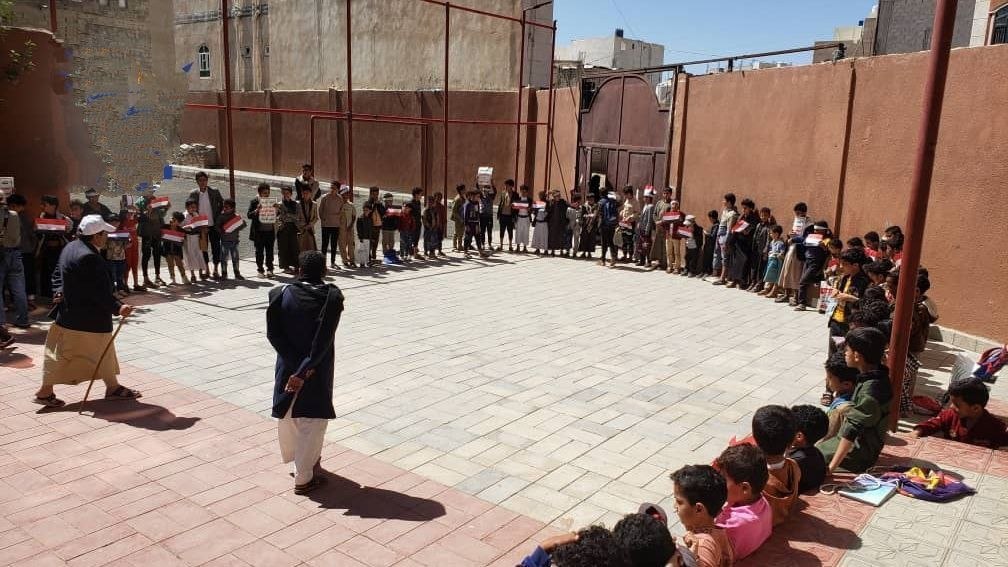 وقفات لطلاب الدورات الصيفية في العاصمة لمباركة انتصار محور المقاومة