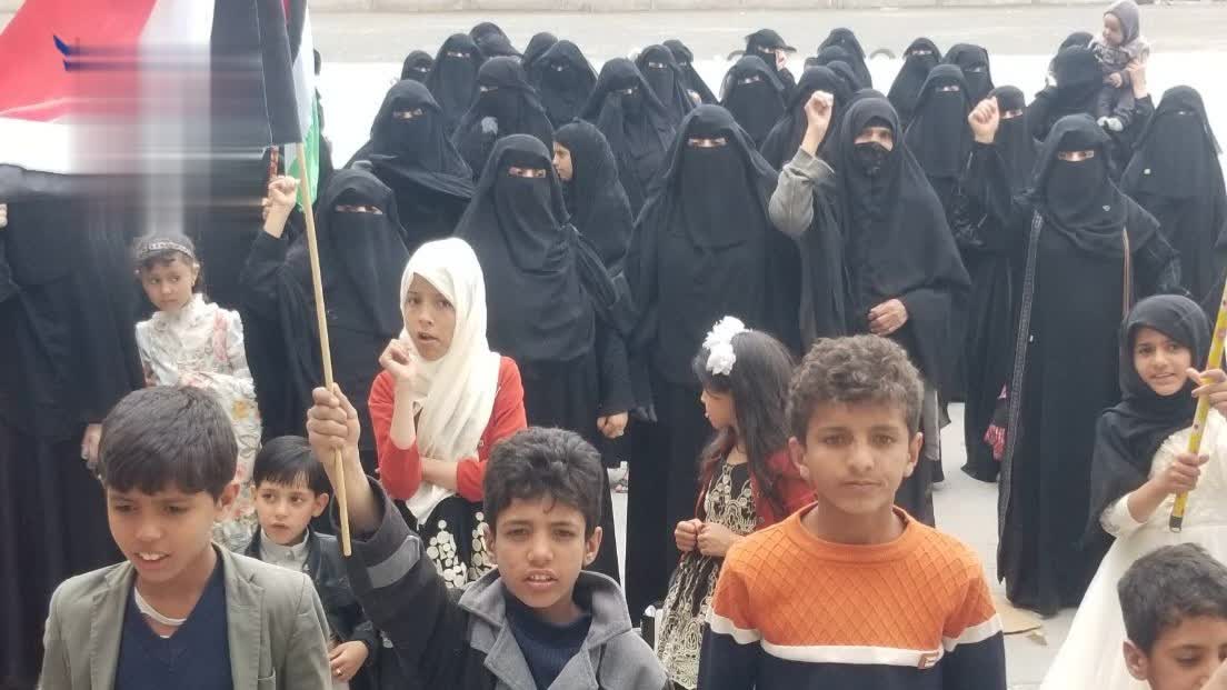 وقفة نسائية في سنحان تضامنًا ونصرةً لمحور المقاومة