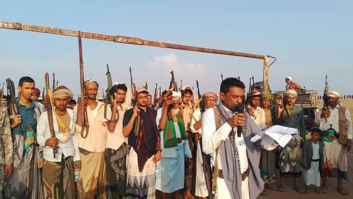 حشود قبلية مسلحة في مديريات الحديدة تؤكد الجهوزية والتصدي لأي تصعيد عدواني