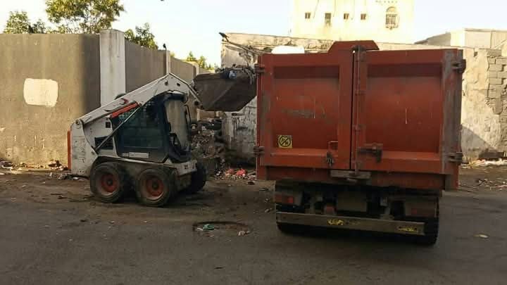 صندوق نظافة الحديدة ينفذ خطة ميدانية لرفع المخلفات ويدعو لشراكة مجتمعية