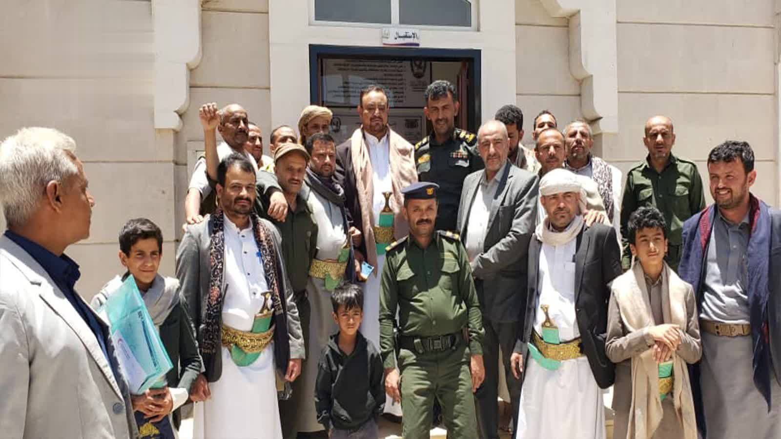 عباد يفتتح مركز الإصدار الآلي في قسم السنينه