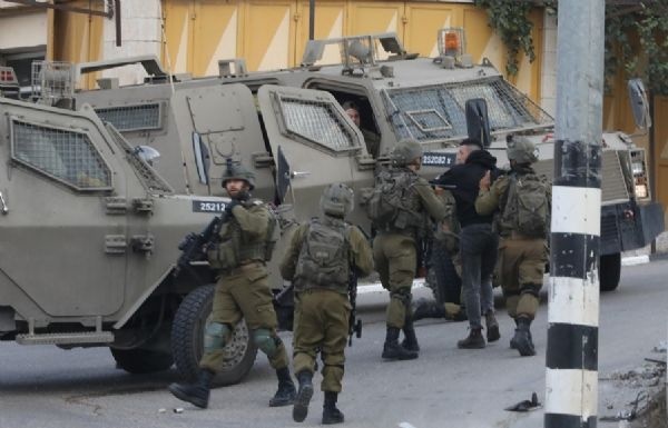 العدو الصهيوني يقتحم رمانة وزبوبا غرب جنين ويشن مداهمات واعتقالات واسعة
