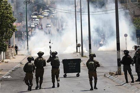 إصابة عشرات الفلسطينيين بالاختناق خلال اقتحام قوات العدو الإسرائيلي مدينة الخليل