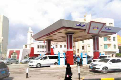 رفع أسعار المشتقات النفطية صدمة مدوية بددت آمال المواطنين في استقرار معيشي مأمول