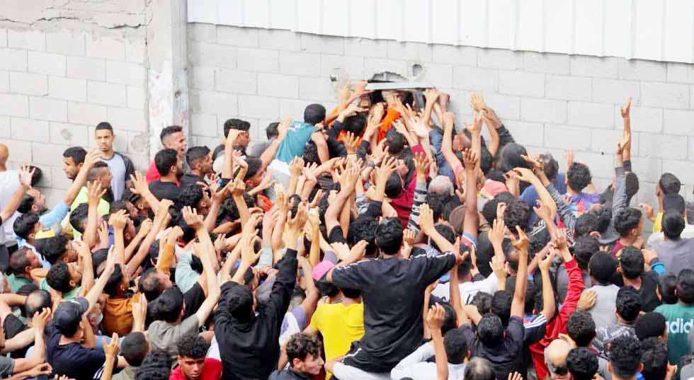 رغيف الخبز.. معركة يومية عادت رحاها للدوران بقسوة في غزة