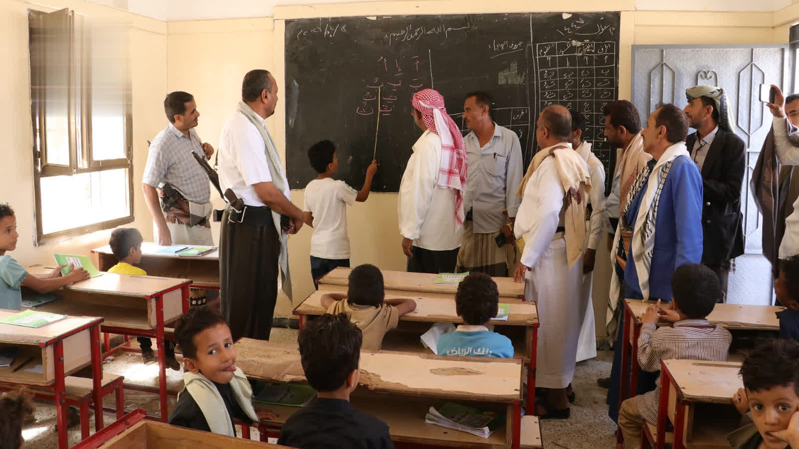 قيادات تنفيذية ومحلية تطلع على الأنشطة الصيفية في الحديدة