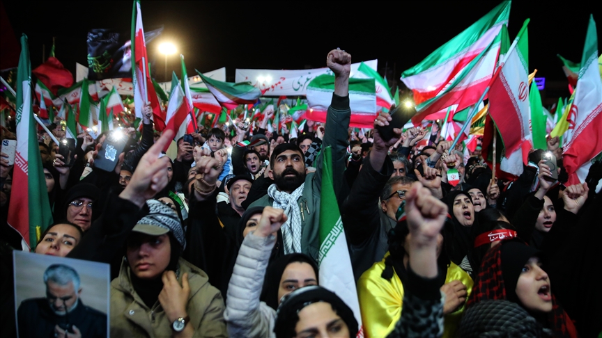 حشود جماهيرية في ساحة الثورة بطهران رداً على تهديدات ترامب