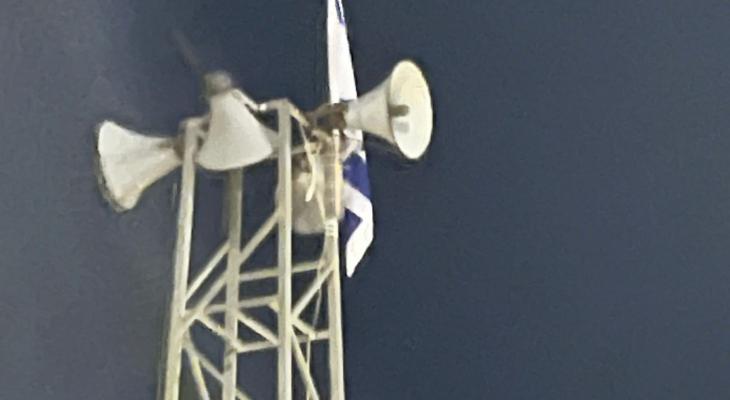 مستوطنون يرفعون علم العدو الصهيوني على مئذنة مسجد بالخليل
