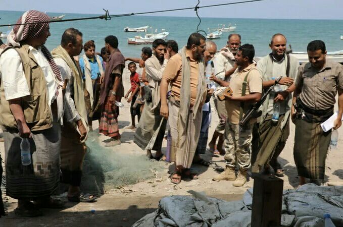 وكيل الثروة السمكية يطلع على خدمات مراكز الإنزال السمكي بالحديدة