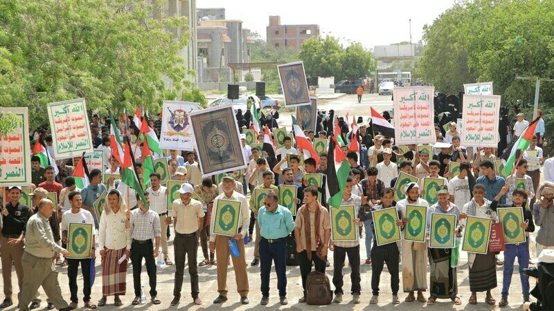 مسيرة بجامعة الحديدة تندد بالإساءة للقرآن الكريم وتدعو لمقاطعة الدول المسيئة للمقدسات