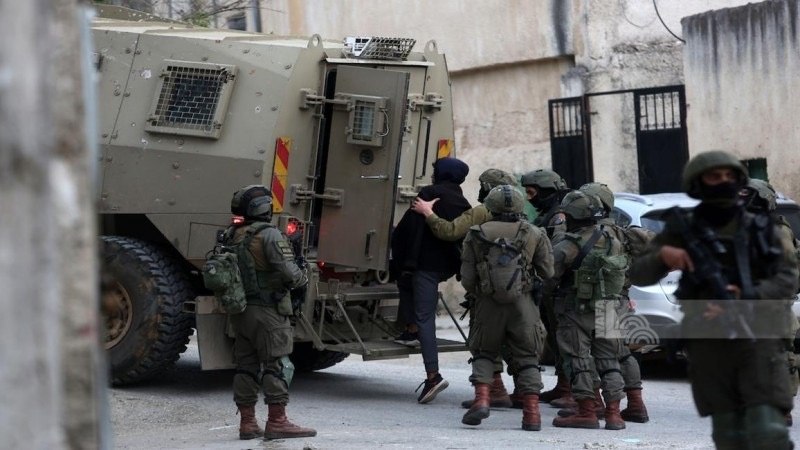 العدو الصهيوني يعتقل 12 فلسطينياً خلال اقتحامات في الضفة