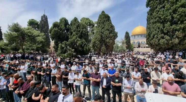 عشرات آلاف الفلسطينيين يؤدون صلاة الجمعة في المسجد الأقصى وباحاته