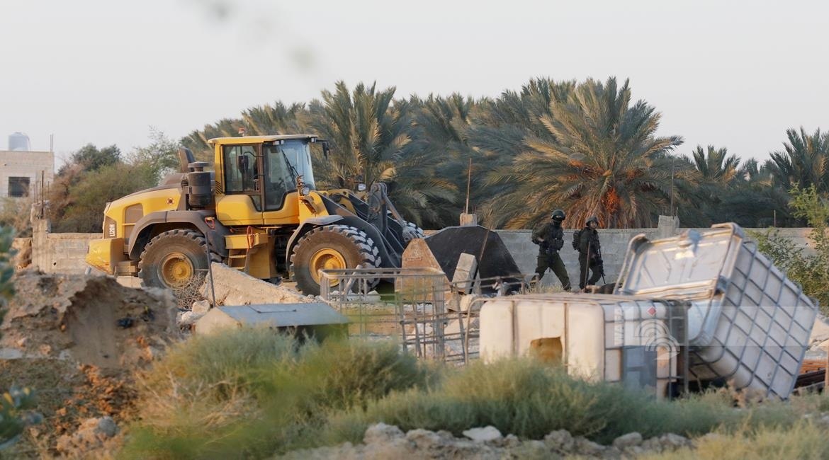 العدو الصهيوني يعتدي على الممتلكات في بلدة إذنا ويهدم منشأتين تجاريتين