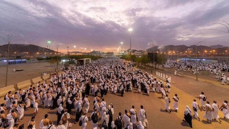 حجاج بيت الله ينفرون من صعيد عرفات إلى مزدلفة