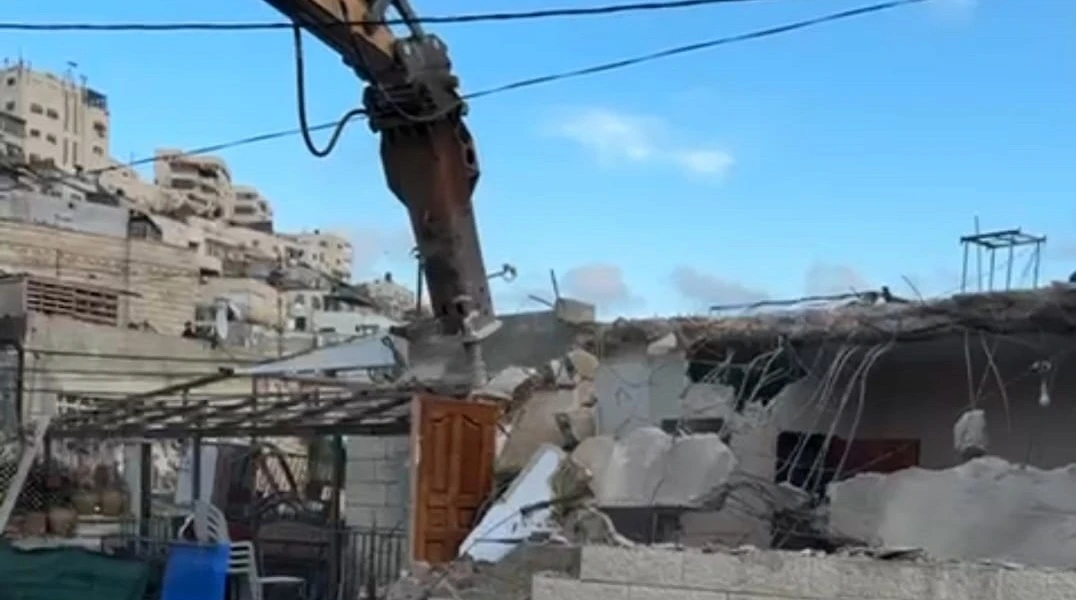 العدو الصهيوني يهدم منزلا شمال القدس ومنشأة في سلواد ويقتحم أم سلمونة