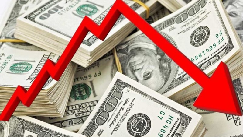 الدولار يتراجع مع آمال اتفاق لفتح مضيق هرمز
