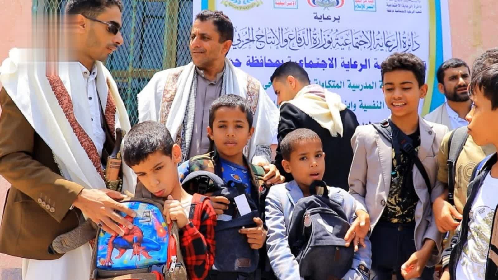 تدشين توزيع الحقائب المدرسية لأبناء الجرحى والأسرى في حجة