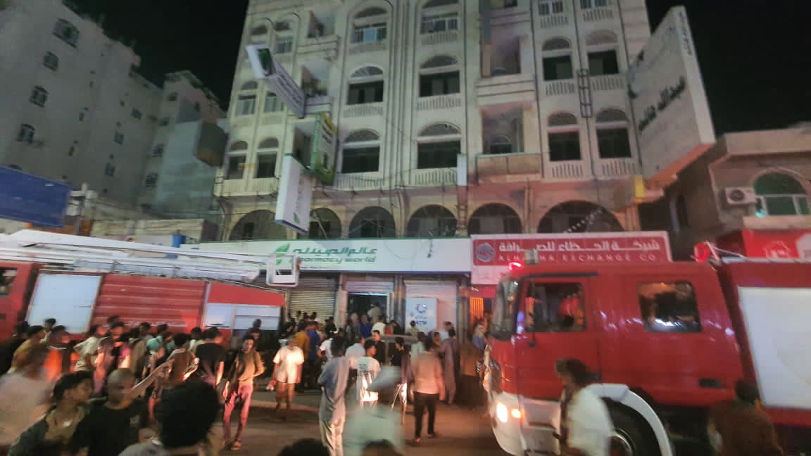 اندلاع حريق في عمارة تجارية بشارع صنعاء في الحديدة