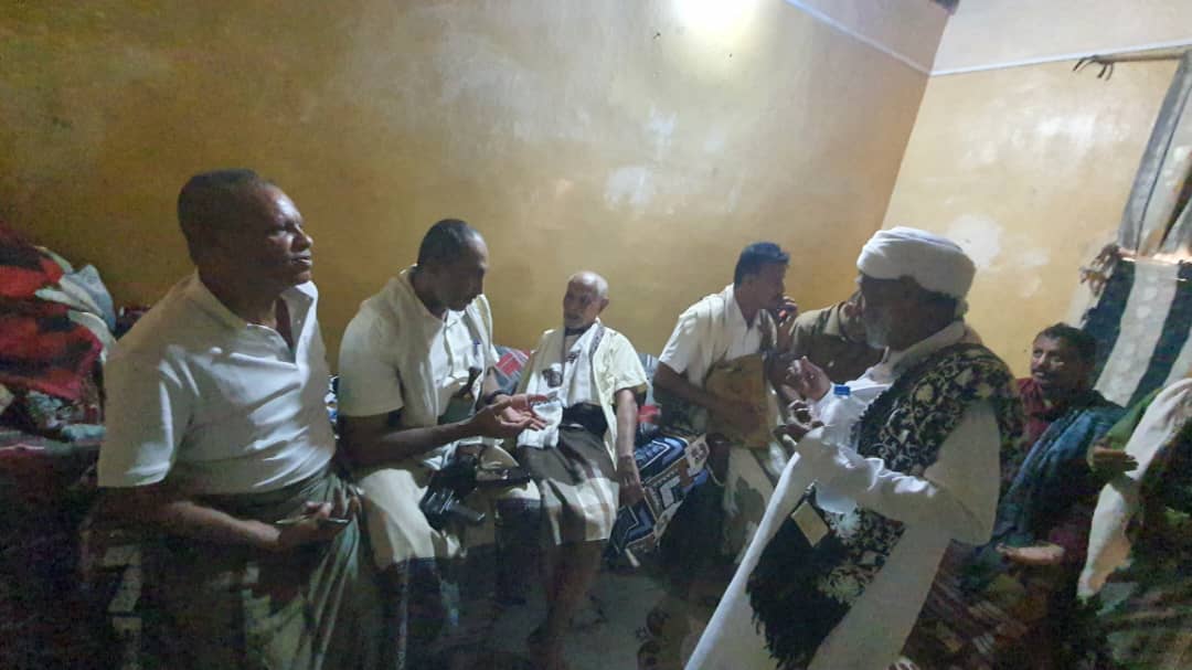محافظ الحديدة يطمئن على صحة عضو مجلس النواب الأسبق علي شوك