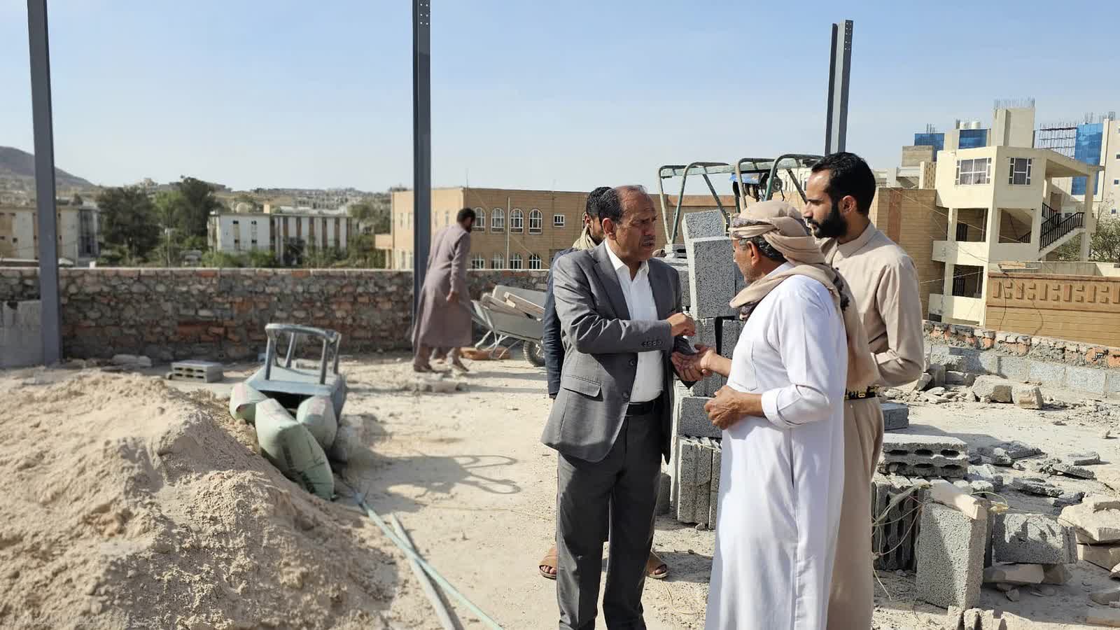رئيس جامعة صنعاء يطلع على سير العمل بمشروعي تأهيل السكن الجامعي وتوسعة كلية الحاسوب