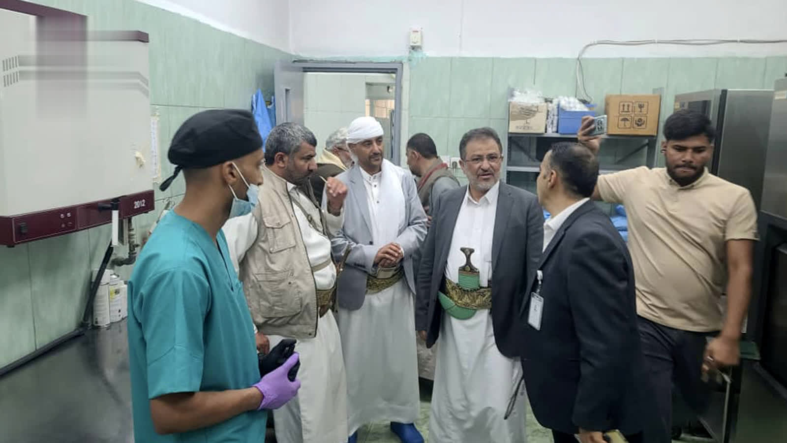 هشول يطلع على الخدمات الطبية بمستشفى السلام في صعد