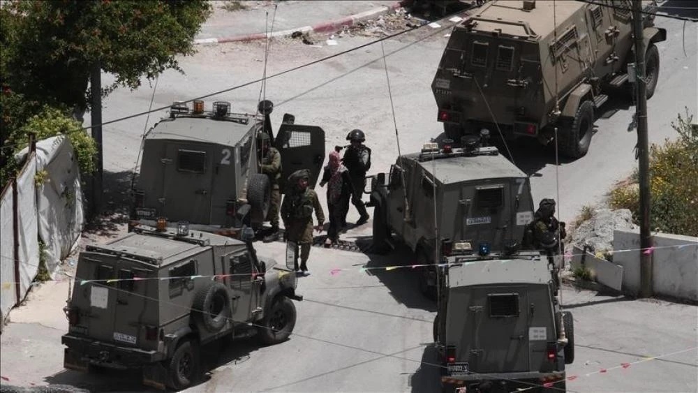 العدو الإسرائيلي يشن حملة اقتحامات واعتقالات في الضفة والقدس ويصيب فلسطينيين بحالات اختناق