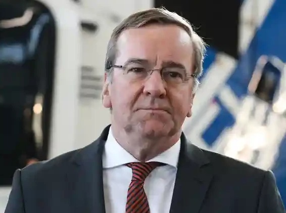 وزير الدفاع ألماني يتهم ترامب بالتسبب في إغلاق مضيق هرمز