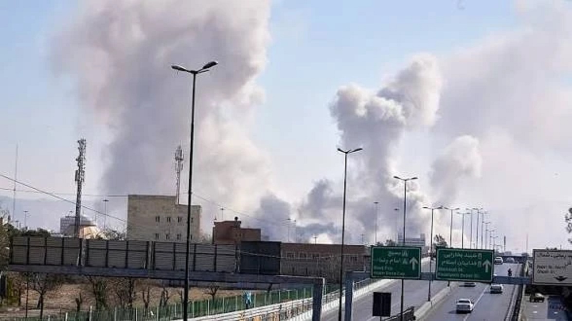 العدو الأمريكي يشن هجمات على 3 مدن في محافظة بوشهر جنوب إيران