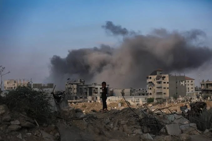 إطلاق نار وقنابل إنارة وإشعال نيران للعدو الإسرائيلي في مناطق متفرقة بقطاع غزة