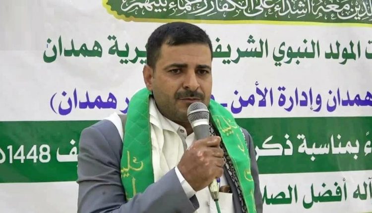 يتكلم بالمايكرفون