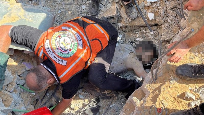 انتشال رفات 17 شهيداً من تحت الأنقاض في غزة