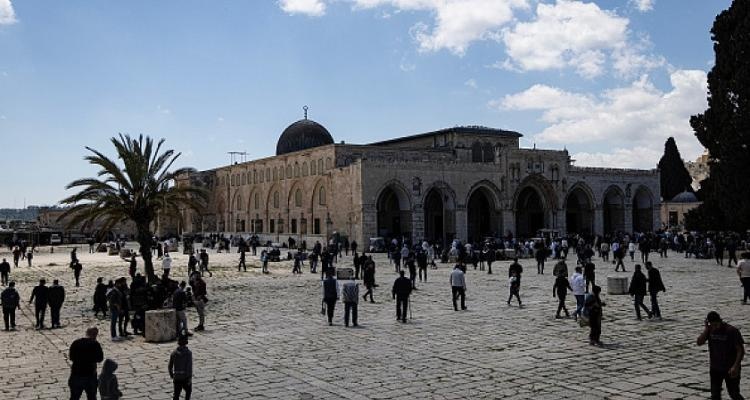 العدو الصهيوني يصعّد من سياسة إبعاد الفلسطينيين عن المسجد الأقصى