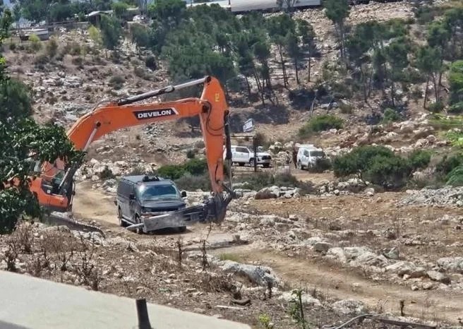 العدو الإسرائيلي يصدر أمرين عسكريين بإزالة أشجار في جنين ويقتلع عشرات أشجار الزيتون شمال القدس