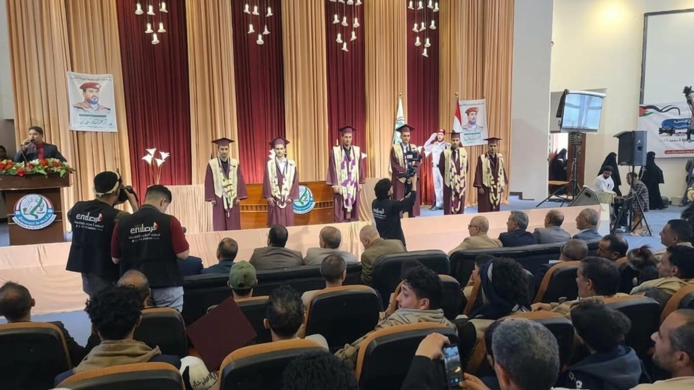 جامعة ذمار تحتفي بتخريج دفعتين من كلية الحاسبات